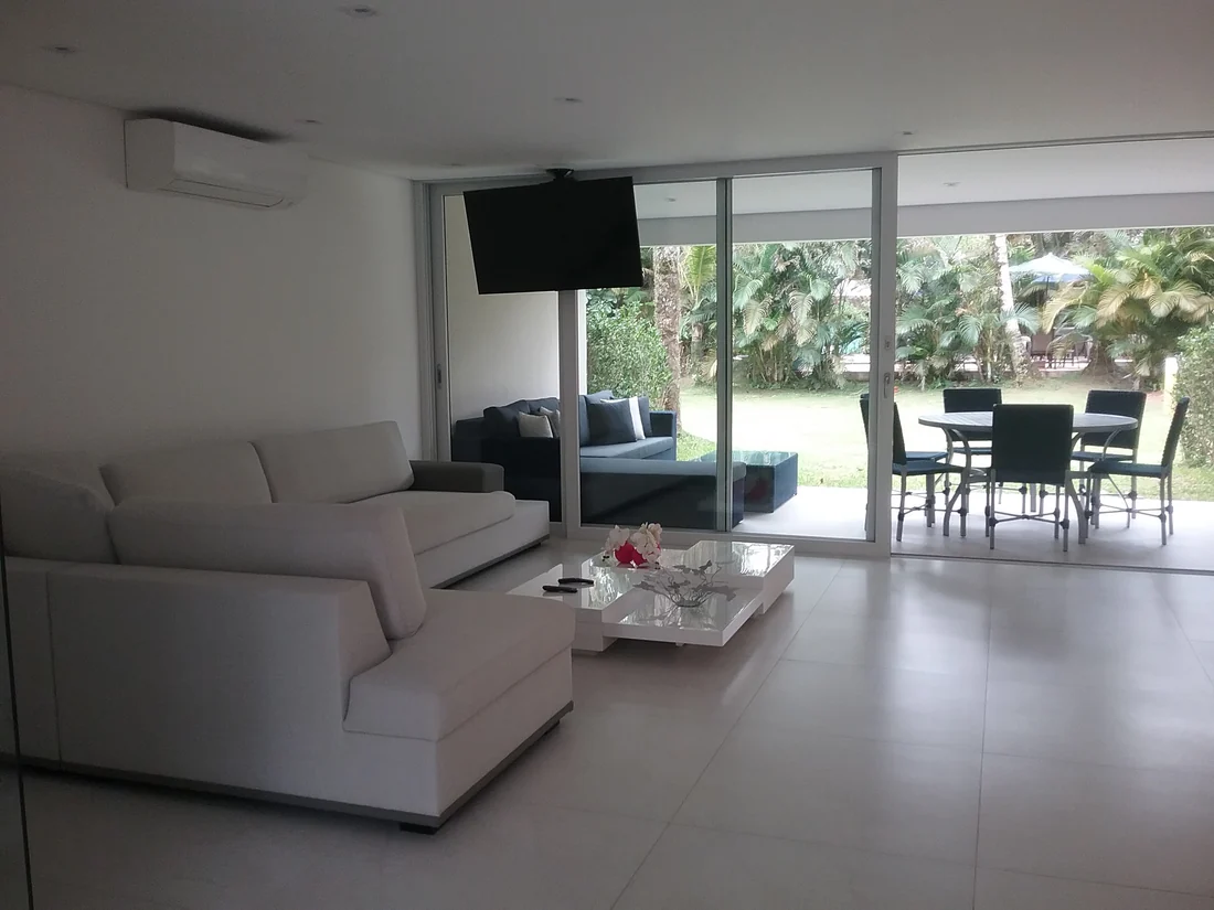Sala de estar integrada ao jardim depois da reforma completa