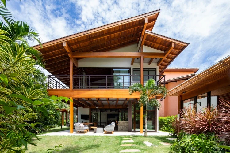 Casa com pavimento superior e varanda aberta, depois da ampliação