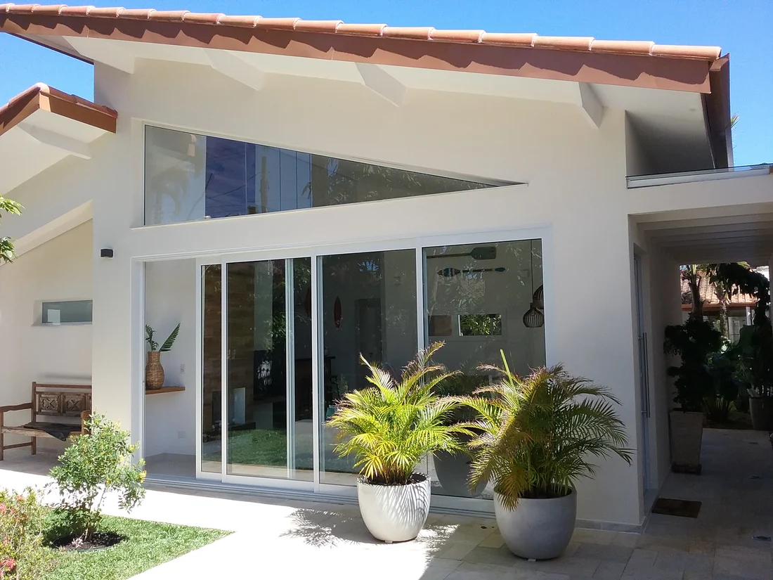 Fachada e varanda de casa de praia depois da reforma